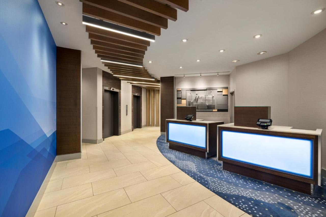 Holiday Inn Express Vancouver-Metrotown Burnaby Exterior foto